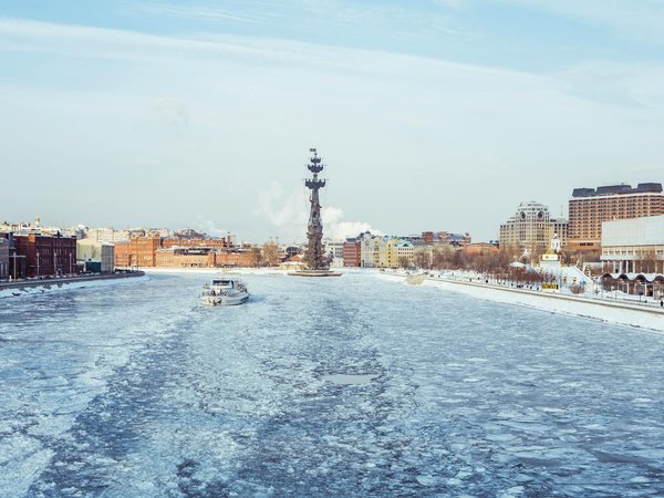 Comment choisir une tente résistante pour un camping en région de vent fort en montagne?
